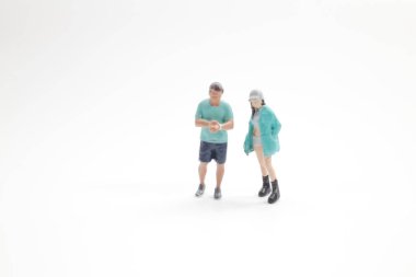 Minik heykelcikler, temiz stüdyo yüzeyinde birlikte poz verirler.