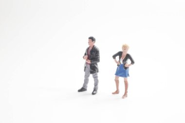 Minik heykelcikler modern kıyafetler ve aksesuarlar giyerek poz verirler.