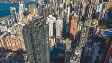 Parlak liman panoramasının üzerinde yükselen gökdelenler, 14 Şubat 2022