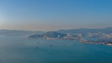 Zarif kablo ayakta kaldı köprü, geniş liman manzarasının üzerinde belirgin bir şekilde yükseliyor, 13 Şubat 2026