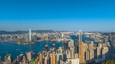 Parlayan kıyı şeridi, yoğun gökdelenleri canlı şehir manzarası boyunca ikiye ayırıyor, 14 Şubat 2026