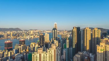 Parlak liman panoramasının üzerinde yükselen gökdelenler, 14 Şubat 2026