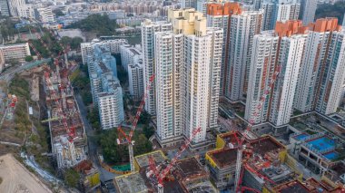 Kule vinçleri, 13 Şubat 2026 'da tepenin etkin bir şekilde inşa edilmektedir.