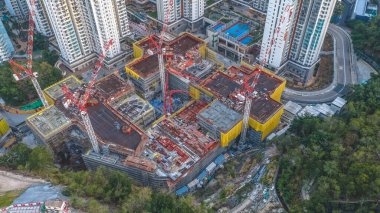 Kule vinçleri, 13 Şubat 2026 'da tepenin etkin bir şekilde inşa edilmektedir.