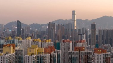 Yoğun ışıklandırılmış şehir arkaplanının önündeki katmanlı kuleler 13 Şubat 2026