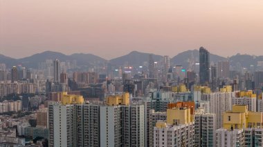 Yoğun ışıklandırılmış şehir arkaplanının önündeki katmanlı kuleler 13 Şubat 2026