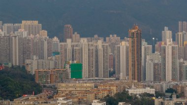 Dağ destekli kentsel manzaranın önünde bulunan katmanlı yerleşim kuleleri, 13 Şubat 2026