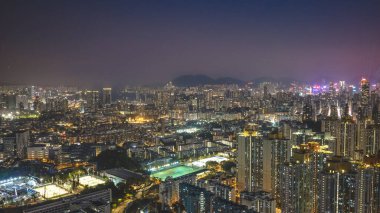 Yükselen modern şehir gelişmelerinin altında yoğun konut blokları bulunmaktadır, 13 Şubat 2026