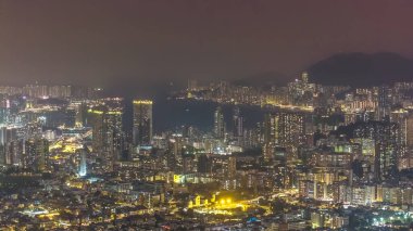 Aydınlatılmış yerleşim kümeleri geniş katmanlı gece şehir manzarası oluşturur, 13 Şubat 2026