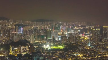 Aydınlatılmış kuleler, 13 Şubat 2026 'da yoğun yamaçların üzerinde yükselir.