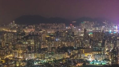 Aydınlatılmış kuleler, 13 Şubat 2026 'da yoğun yamaçların üzerinde yükselir.