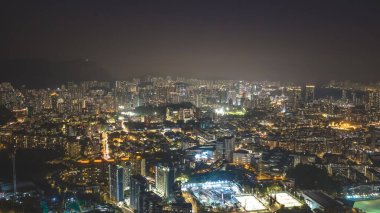 Aydınlatılmış kuleler, 13 Şubat 2026 'da yoğun yamaçların üzerinde yükselir.