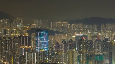 Işıldayan konut yükseklikleri katmanlı gece şehir manzarası yaratır, 13 Şubat 2026