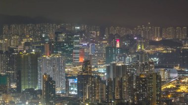 Aydınlatılmış yerleşim kümeleri geniş katmanlı gece şehir manzarası oluşturur, 13 Şubat 2026