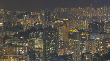 Aydınlatılmış yerleşim kümeleri geniş katmanlı gece şehir manzarası oluşturur, 13 Şubat 2026