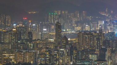 Aydınlatılmış yerleşim kümeleri geniş katmanlı gece şehir manzarası oluşturur, 13 Şubat 2026