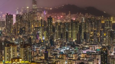 Sıkıca paketlenmiş şehir kuleleri, 13 Şubat 2026 'da gece manzarasında ışıl ışıl parlıyor.