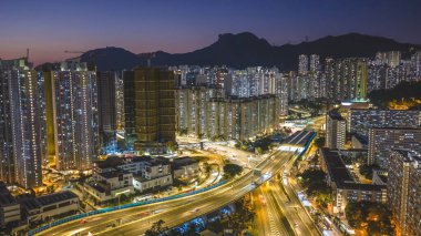 Yükseltilmiş otoyol sistemi renkli konutların yanında trafiği kanalize ediyor. 15 Şubat 2026