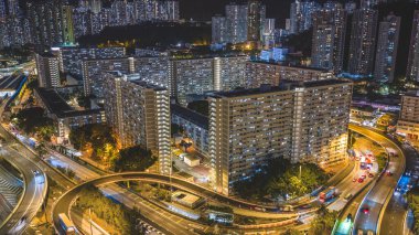 Yükseltilmiş otoyol sistemi renkli konutların yanında trafiği kanalize ediyor. 15 Şubat 2026