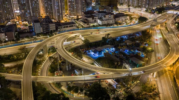 Yükseltilmiş otoyol sistemi renkli konutların yanında trafiği kanalize ediyor. 15 Şubat 2026