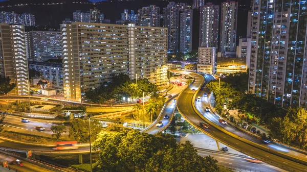 Yükseltilmiş otoyol sistemi renkli konutların yanında trafiği kanalize ediyor. 15 Şubat 2026