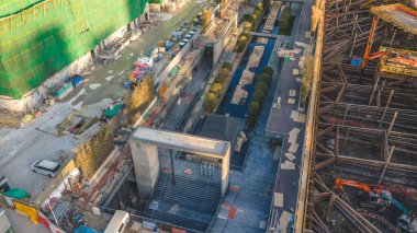 Aktif vinçler ve yükselen binalar, 15 Şubat 2026 'da geniş bir liman kenarı yeniden yapılanma bölgesini şekillendiriyor.