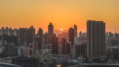 Siluetli gökdelenler altın akşam manzarasına karşı yükseliyor 15 Şubat 2026