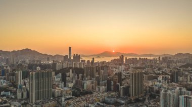 Yoğun şehir kuleleri, 15 Şubat 2026 'da dağlık zemin ve sisli ufuk boyunca uzanır.