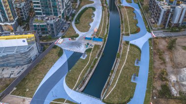 Yeni yaya köprüleri ve peyzaj kaldırımları aktif nehir kenarı inşaatı 15 Şubat 2026