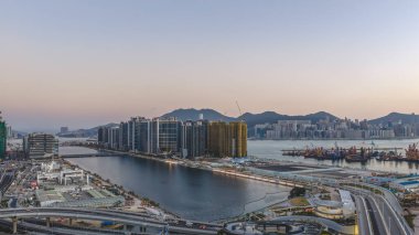 15 Şubat 2026 kıyı şeridi boyunca aktif inşaatın yanında modern konut blokları yükseliyor