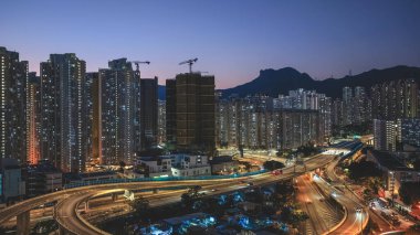 Yükseltilmiş otoyol sistemi renkli konutların yanında trafiği kanalize ediyor. 15 Şubat 2026