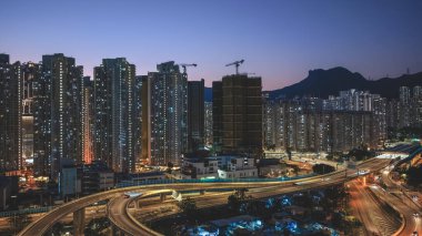 Yükseltilmiş otoyol sistemi renkli konutların yanında trafiği kanalize ediyor. 15 Şubat 2026