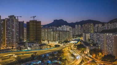 Yükseltilmiş otoyol sistemi renkli konutların yanında trafiği kanalize ediyor. 15 Şubat 2026