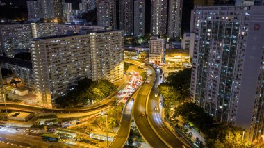 Yükseltilmiş otoyol sistemi renkli konutların yanında trafiği kanalize ediyor. 15 Şubat 2026