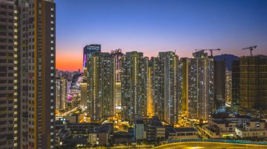 Modern konut kuleleri 15 Şubat 2026 'da aktif yapım üzerinde yükseliyor.