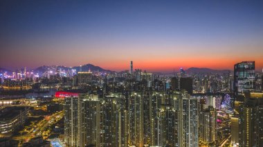 Aydınlatılmış kuleler 15 Şubat 2026 'da canlı akşam ufkuna karşı liman ışıklarına bakıyorlar.