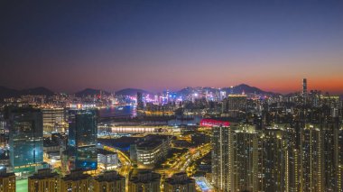 Aydınlatılmış kuleler 15 Şubat 2026 'da canlı akşam ufkuna karşı liman ışıklarına bakıyorlar.