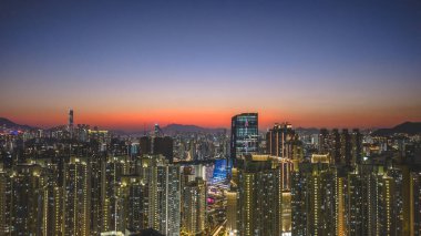 Aydınlatılmış kuleler 15 Şubat 2026 'da canlı akşam ufkuna karşı liman ışıklarına bakıyorlar.