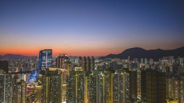 Aydınlatılmış kuleler 15 Şubat 2026 'da canlı akşam ufkuna karşı liman ışıklarına bakıyorlar.