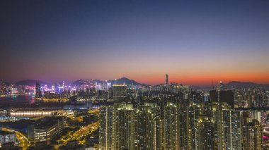 Aydınlatılmış kuleler 15 Şubat 2026 'da canlı akşam ufkuna karşı liman ışıklarına bakıyorlar.