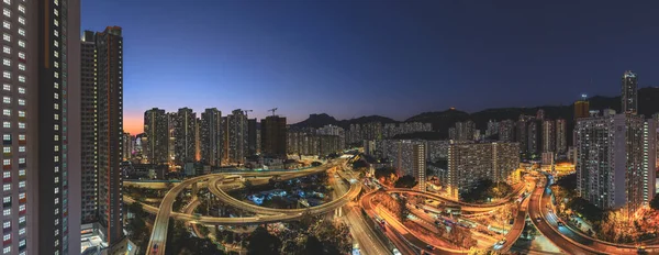 Yükseltilmiş otoyol sistemi renkli konutların yanında trafiği kanalize ediyor. 15 Şubat 2026