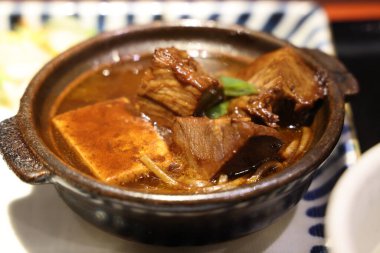 Köy kil kabında pişirilmiş sığır güveci. Yumuşak et parçaları, tofu, 25 Kasım 2025