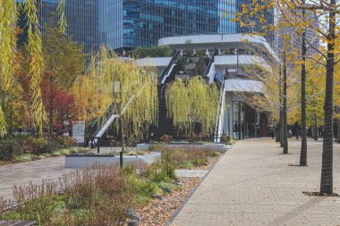 Şehir parkı Osaka İstasyonu yakınında 25 Kasım 2025 'te yeşillik ve rahatlama sunuyor.