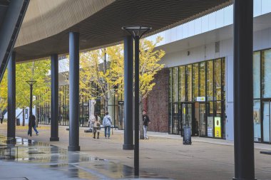 Şehir parkı Osaka İstasyonu yakınında 25 Kasım 2025 'te yeşillik ve rahatlama sunuyor.