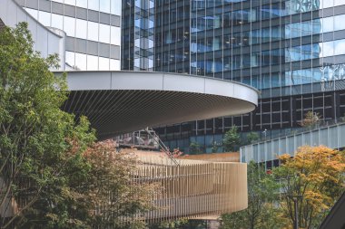 Şehir parkı Osaka İstasyonu yakınında 25 Kasım 2025 'te yeşillik ve rahatlama sunuyor.