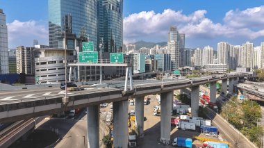 Yükseltilmiş otoyollar 16 Şubat 2026 'da aydınlık gün ışığında işlek şehir merkezini geçiyor.