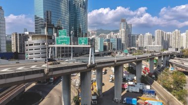 Yükseltilmiş otoyollar 16 Şubat 2026 'da aydınlık gün ışığında işlek şehir merkezini geçiyor.