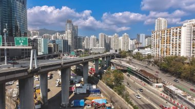 Yükseltilmiş otoyollar 16 Şubat 2026 'da aydınlık gün ışığında işlek şehir merkezini geçiyor.