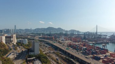 Geniş konteynır portu 16 Şubat 2026 'da ılık puslu akşam ışığı altında parlıyor.