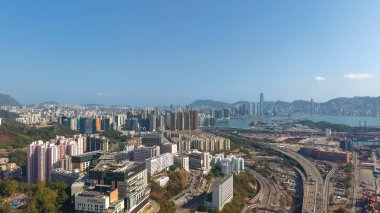 Turnalar ve uzak dağların yanında büyük yükseltilmiş otoyol kıvrımları, 16 Şubat 2026